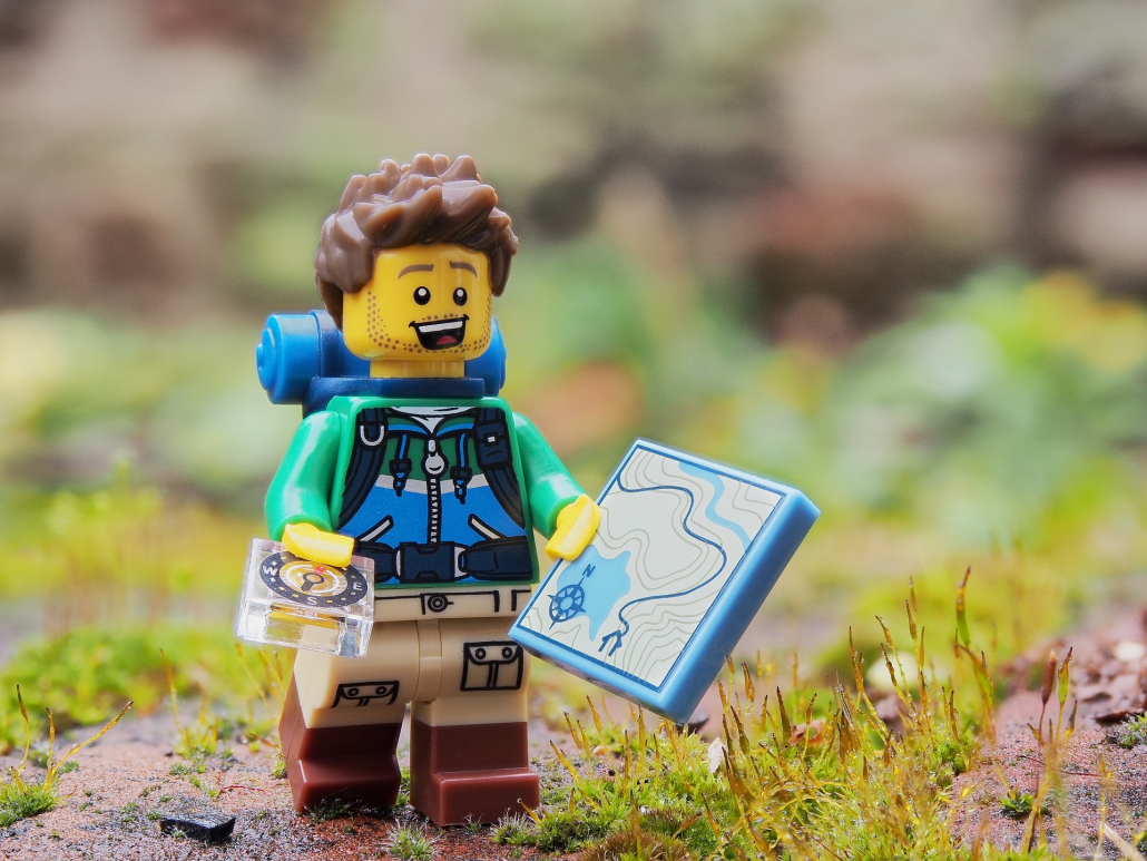 LEGO®-Figur mit Wanderrucksack und Karte