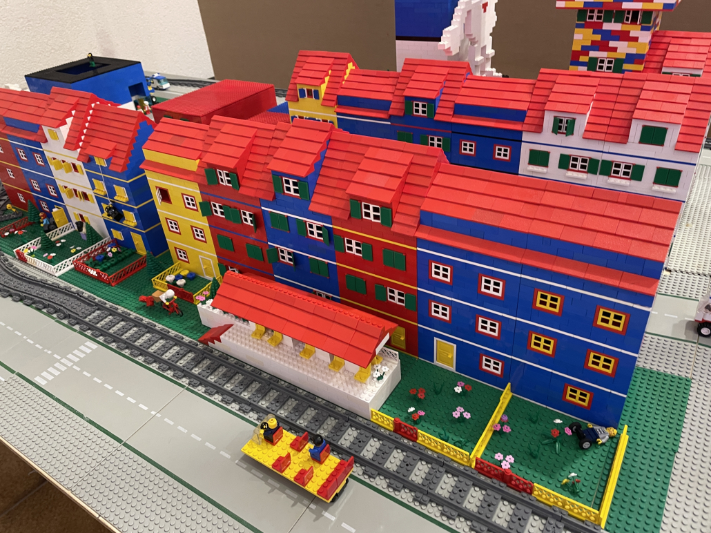 Mehrere LEGO®-Häuser zusammengebaut zu einer Stadt